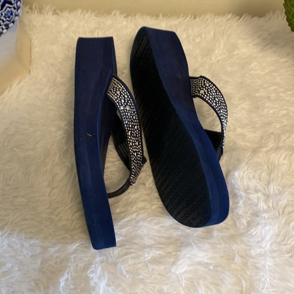 Yellow Box sandals flip flops Sz6.5.  Navy blue color - Picture 5 of 8